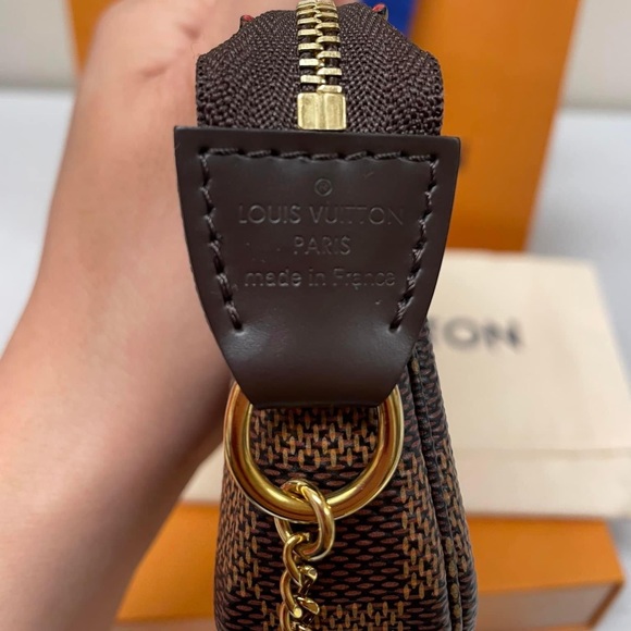 💲8️⃣2️⃣5️⃣❤️MINI POCHETTE ACCESSOIRES                in Damier Ebene❤️ - Picture 6 of 16